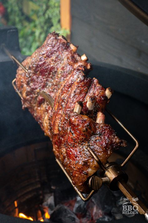 Rotisserie spare ribs – BBQ-Heroes Rotisserie Ribs, Rotisserie Recipes, Spareribs Recipe, Bbq Spare Ribs, Bbq Rotisserie, Ribs Bbq, Smoked Food, Kamado Joe, Ribs On Grill