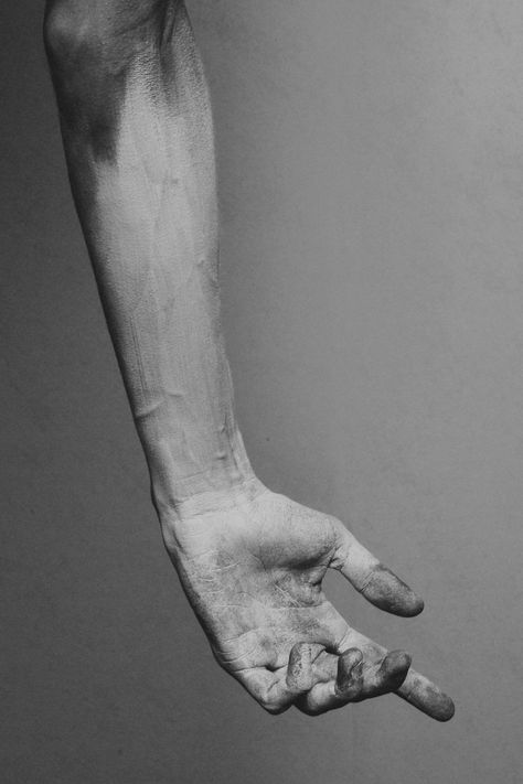 Arm Painting, Figurative Kunst, Human Body Art, Hand Photography, Robert Mapplethorpe, Hand Drawing Reference, Body Photography, Hand Reference, Poses References