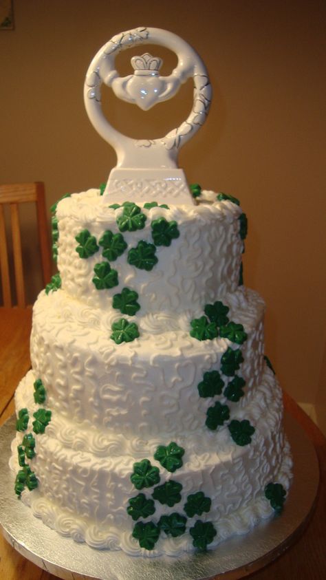 Wedding cake for an Irish themed wedding. Icing is buttercream with candy shamrocks. Wedding Frosting Recipe, Wedding Cake Diy Decorating, Irish Wedding Cake, Irish Themed Weddings, Irish Cake, Cupcakes Fondant, Irish Theme, Round Wedding Cakes, Irish Claddagh