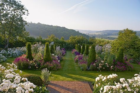 London-based Jinny Blom designed a garden to complement the views of the surrounding countryside at an estate in Oxfordshire, England. Rose Garden Landscape, Vegetable Garden Planning, Modern Country Style, Formal Garden, Longwood Gardens, Most Beautiful Gardens, Formal Gardens, Beautiful Flowers Garden, Chelsea Flower Show