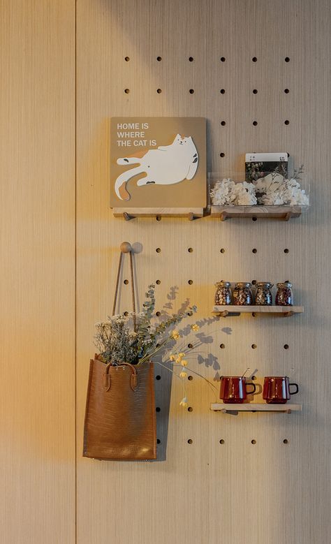 Pegboard Design, Pegboard Display, Seagrass Storage Baskets, Cnc Furniture, Boy Bedroom Design, Wall Hanging Shelves, Interior Work, Home Entrance Decor, Cafe Interior Design