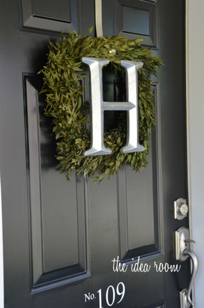 painted door wreath Boxwood Wreath Front Door, Front Door Wreaths Diy, Square Wreath, Simple Wreath, Initial Wreath, Front Door Wreaths, Easy Wreaths, Painted Door, Diy Monogram