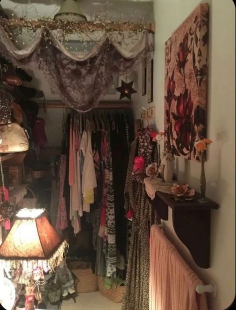 Fashion Studio Apartment, Goth Shabby Chic, Unique Walk In Closet Ideas, Old Lady Aesthetic Room, Moon And Stars Room Aesthetic, Pink Vintage Interior, Whimsigothic Home Living Room, Mystical Room Aesthetic, Whimsigoth Party Decor