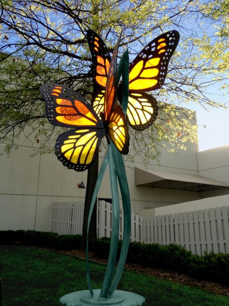 Butterfly Sculpture, Butterfly On Flower, Zaragoza Spain, Acrylic Butterfly, Organic Sculpture, Flower Sculpture, Garden Whimsy, Flower Sculptures, Metal Yard Art