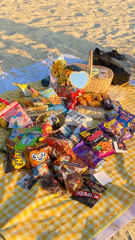 Beach picnic idea with friends Picnic On Beach, Idea With Friends, Summer Notebook, Kay Kay, Beach Birthday Party, Cute Date Ideas, Picnic Ideas, Picnic Date, Beach Birthday