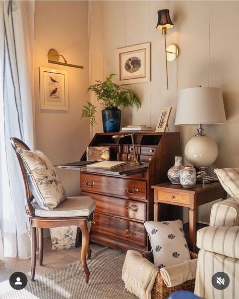 Nancy Meyers Office, Old English Interior, Old English Interior Design, French Country Cottage Decorating, Spare Room Decor, English Country Interiors, English Interior Design, Small Bedroom Inspiration, Country Style Living Room