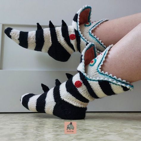 Knitting pattern inspired by the sand worm from Beetlejuice by Tim Burton. Get the handmade pattern on Etsy. Sand Worm, Beetlejuice Sandworm, Socks Knitting Pattern, Socks Knitting, Crochet Baby Hat Patterns, Confection Au Crochet, Baby Hat Patterns, Crochet Design Pattern, Sock Knitting Patterns