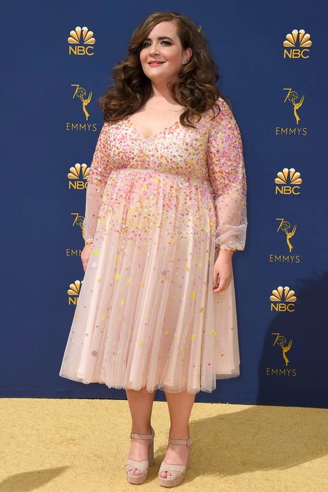 Aidy Bryant’s Emmys Dress Had 3,500 Sequins on It Aidy Bryant, Chubby Fashion, Full Figure Fashion, Fashion Petite, Tanya Taylor, Emmy Awards, Fall Fashion Trends, Petite Fashion, Curvy Fashion