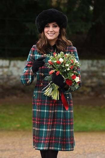 Kate Middleton Christmas Day outfit in 2017 Kate Middleton Christmas, Kate Middleton Pregnancy Style, Kate Middleton Coat, Kate Middleton Stil, Moda Kate Middleton, Royal Family Christmas, Style Kate Middleton, Kate Und William, Duchesse Kate