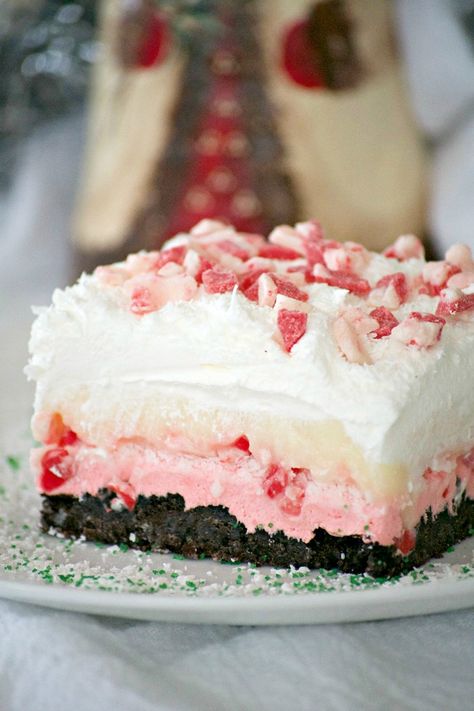 Peppermint Dream Dessert - an Oreo crust, a creamy peppermint layer, white chocolate pudding, crunchy peppermint baking chips and shaved white chocolate make this a fabulous holiday treat! Peppermint Baking, Peppermint Dessert, Dream Dessert, Peppermint Recipes, Baking Chips, Best Christmas Desserts, Dessert Simple, Oreo Crust, Layered Desserts