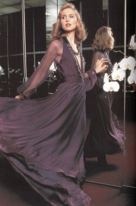 Chris Royer in a dress by Halston, mid 1970s Towards the mid to end of the 70s, ensembles started getting very drapey because people wanted to be comfortable, and luxurious. Designers like Halston did this very well Seventies Dress, Halston Vintage, 70s Fashion Outfits, Halston Dress, Fashion 1970s, Lauren Hutton, American Fashion Designers, Elsa Peretti, 1970s Fashion