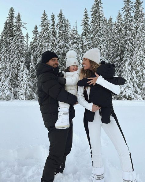 Family Life Aesthetic, Marriage Vision Board, Cute Families, Boy Room Themes, Ski Pics, Skiing Aesthetic, Family Aesthetic, Ski Family, Winter Family