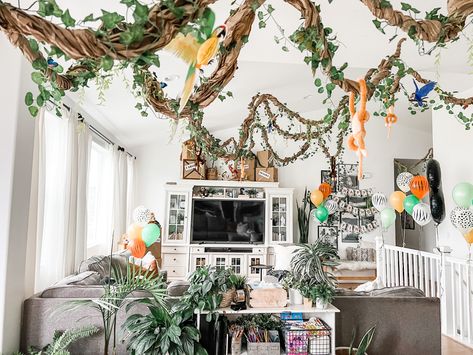 Rainforest Birthday Party Ideas, Reptile Party Decor, Jungle Pool Party, Jungle Cruise Birthday Party, Reptile Birthday Party Decorations, Reptile Party Decorations, Diy Jungle Vines, Jungle Theme Birthday Party Decorations At Home, Zoo Party Decorations