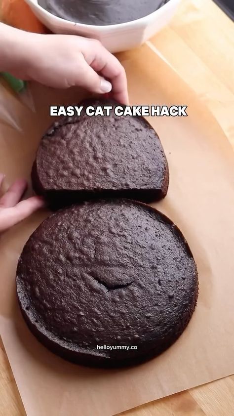 hello, Yummy | Easy Black Cat Cake anyone can make with this easy cake hack! 🐈‍⬛ Get the full recipe on my site helloyummy.co search “black cat.” This... | Instagram Black Cat Cake, Fun Halloween Desserts, Spooky Cake, Birthday Cake For Cat, Orange Frosting, Cat Cupcakes, Cake Hacks, Halloween Dessert, Cake Mix Cookie Recipes