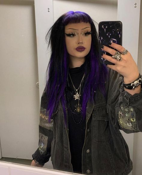 Goth Hair Dye, Alt Hair Colors, Purple Grunge Outfits, Goth Hair Color Ideas, Codes For Hair, Purple Hair Aesthetic, Alternative Hair Color Ideas, Split Hair Dye, Glossy Brunette