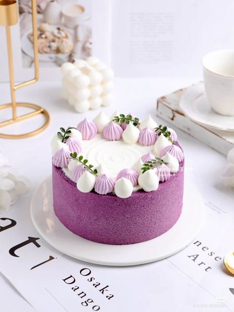 Fruit Topped Cake, Fruit Cake Design, Purple Cake, Cake Cafe, Creative Birthday Cakes, Simple Birthday Cake, Cake Decorating Videos, Cake Decorating Designs, New Cake