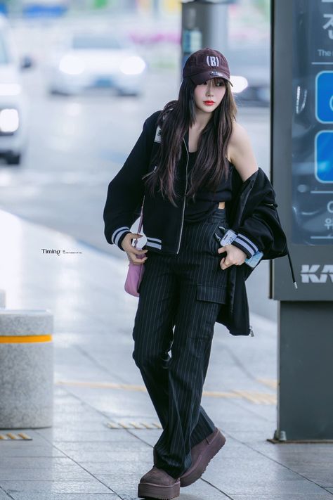 Giselle Airport Fashion, Giselle Aespa Style, Giselle Aespa Outfit, Kpop Black Outfit, Ningning Airport Fashion, Aespa Drama Outfit, Kpop Idol Airport Fashion, Ningning Style, Giselle Outfit