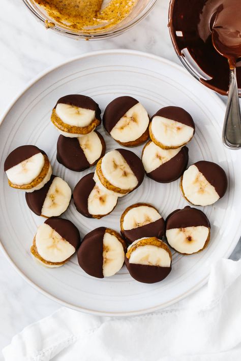 Chocolate almond butter banana bites make for the perfect healthy sweet treat! Chocolate Almond Butter, Meal Prep Snacks, 100 Calorie, Frozen Banana Bites, Banana Bites, Frozen Chocolate, Healthy Sweet Treats, Chocolate Almond, Think Food