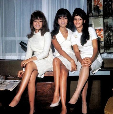 30 Fascinating Vintage Photographs of The Ronettes in the 1960s ~ Vintage Everyday Ronnie Spector, 60s Girl, The Ronettes, 1960s Music, Wall Of Sound, 60s Music, Vintage Black Glamour, Swinging Sixties, Northern Soul