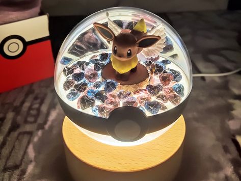 Pokeball Gift, Pokeball Terrarium, Pokemon Valentine, Diy Resin Crystals, Pokemon Terrarium, Pokémon Stuff, Pokemon Gifts, Light Stand, Adjustable Lighting