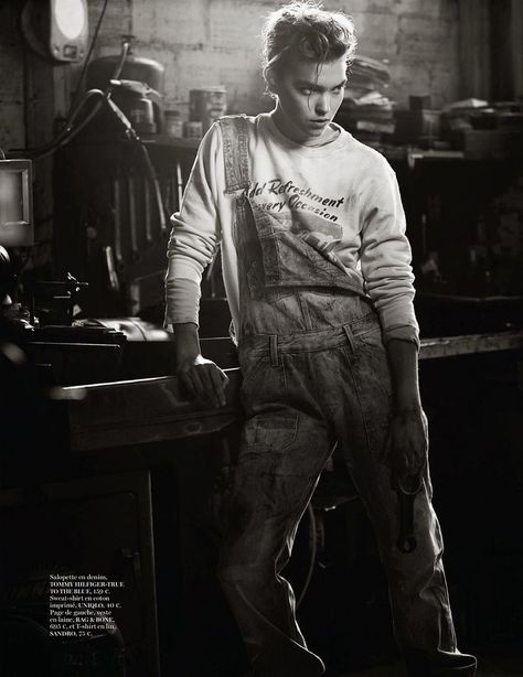 Mechanic Fashion, Mechanics Aesthetic, Androgynous Girls, Girl Mechanics, Arizona Muse, Paris Vogue, Environmental Portraits, Annie Leibovitz, Vogue Us