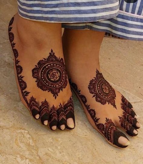 Foot Mhendi Desgin, Mehendi Legs Bridal, Leg Mendhi Design Simple Easy, Feet Mehndi Designs Bridal Henna, Mehendi Designs For Foot, Leg Mehendi Design Simple, Feet Mehndi Designs Simple, Simple Feet Mehndi Designs, Mehndi Designs Leg