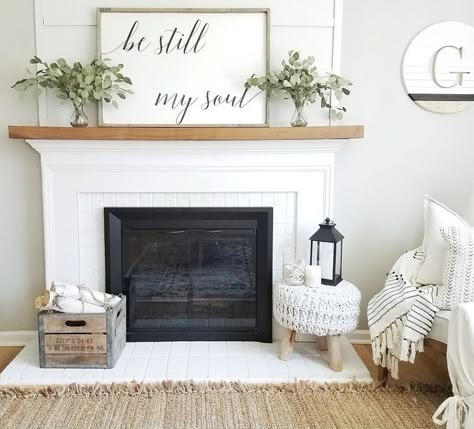 Farmhouse Fireplace Mantel Decor, Farmhouse Fireplace Ideas, Rustic Farmhouse Fireplace, Farmhouse Fireplace Mantels, Design Camino, Fireplace Mantel Designs, White Brick Fireplace, Modern Farmhouse Living Room Decor, Wood Mantle