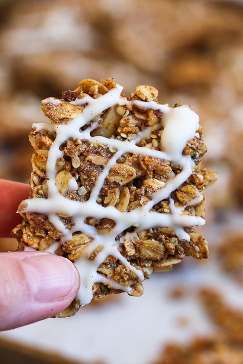 Cinnamon Roll Granola - Nutrition to Fit by Lindsey Janeiro Cinnamon Roll Granola, How To Make Granola, Granola Clusters, Simple Healthy Recipes, Protein Yogurt, Cinnamon Oatmeal, Oatmeal Raisin Cookies, Raisin Cookies, Baked Chips