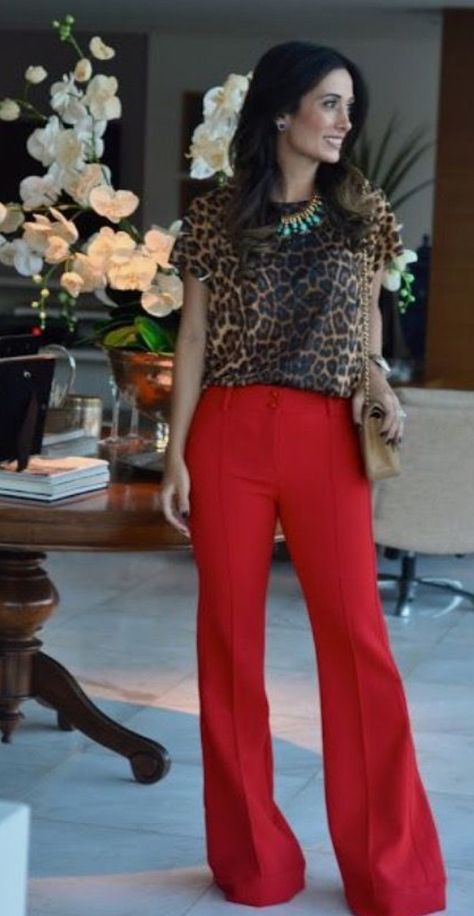 Red Trousers Outfit, Outfit Pantalon Rojo, Red Pants Outfit, Winter Mode Outfits, Red Trousers, Look Office, Animal Print Outfits, Red Pants, Mode Inspo