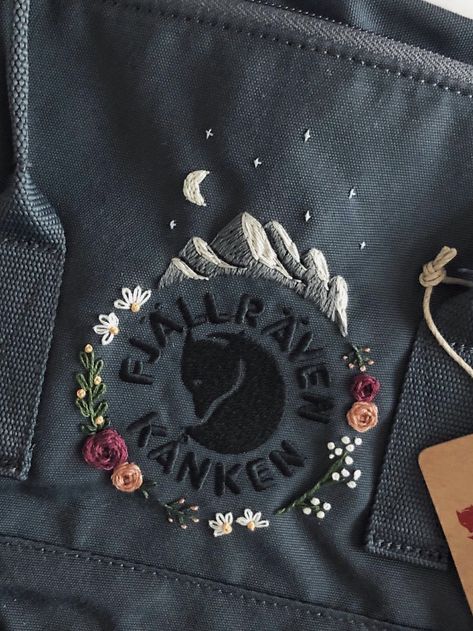 Embroidery Designs On Backpacks, Fjallraven Embroidery Diy, Embroidery Designs Backpack, Fjallraven Kanken Aesthetic Outfit, Fjällräven Kånken Embroidery, Embroidered Backpack Diy, Fjallraven Kanken Backpack Embroidered, Stuff To Embroider, Embroidery Fjallraven Kanken