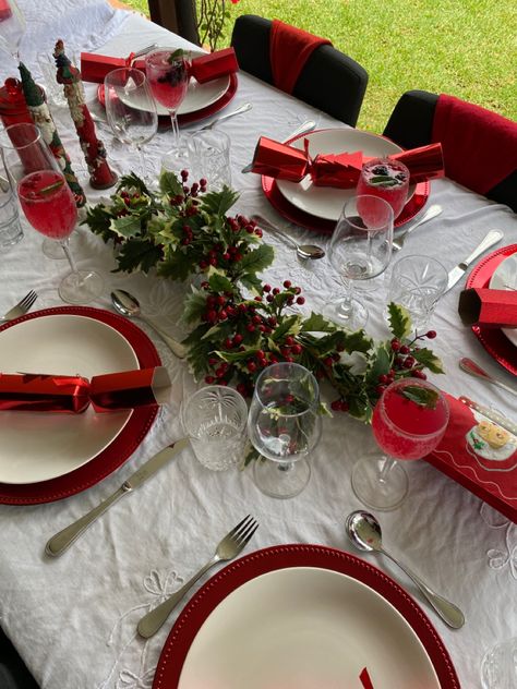 Christmas table inspo red and white vibe Red And White Christmas Table, Christmas Table Red, White Christmas Table Decor, White Christmas Table Setting, Christmas Table Set Up, Christmas Table Set, White Christmas Table, White Vibe, Christmas Table Setting