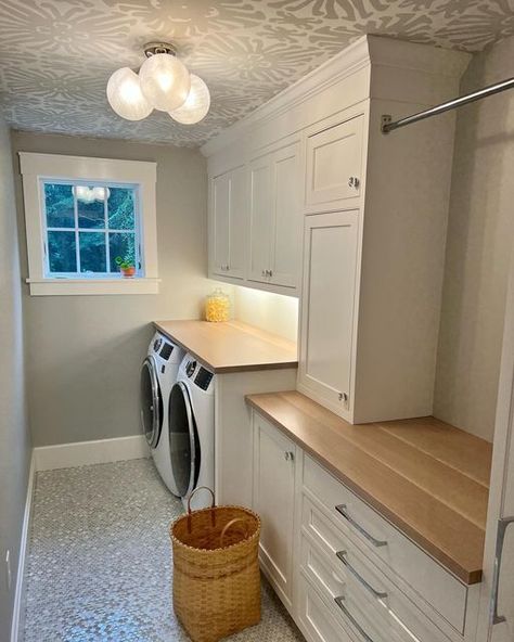 BROOKE ANNE INTERIORS on Instagram: "Check out this gorgeous laundry room and the fabulous wallpaper we used on the ceiling. It’s the unexpected that really makes an impact. #laundryroomgoals . . . #brookeanneinteriors #interiordesigner #interiordesign #laundryroomdecor #wallpaperwednesday #thefifthwall" Wallpaper Laundry, Landry Room, Fabulous Wallpaper, Utility Cupboard, Laundry Room Wallpaper, Room Accent Wall, Laundry Room Layouts, Laundry Design, Modern Laundry Rooms