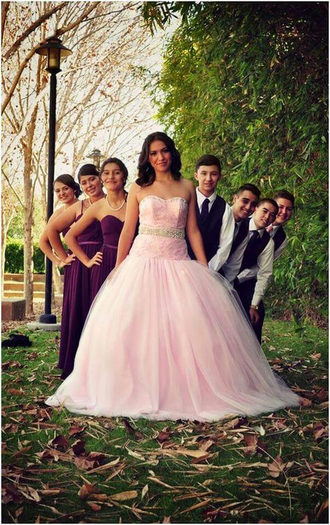 Quinceanera court group photo Quinceanera Group Photos, Quince Group Pictures, Quincenera Family Photos, Quince Family Pictures, Quinceanera Family Pictures, Quinceañera Photoshoot Ideas With Family, Quince Court Pictures, Quinceanera Court Pictures, Quinceanera Chambelanes