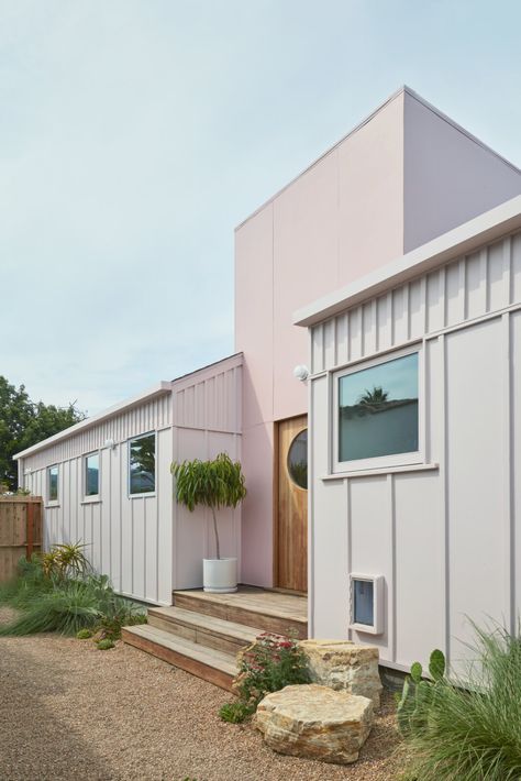 Pink House by And And And Studio - Dwell Pink Entrance, Pink House Exterior, Vogue Wallpaper, Pink Paint Colors, California Living, Cama Queen, Pink House, Los Angeles Homes, Designer Home