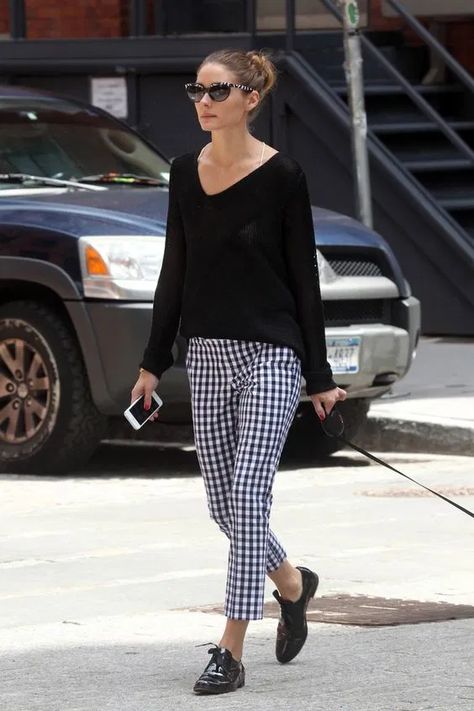 6 Super Easy Ways To Pull Off Some Gingham Looks Oxford Outfits Women, Gingham Pants Outfit, Checkered Pants Outfit, Oxfords Outfit, Oxford Shoes Outfit, Black Oxford Shoes, Casual Chic Outfits, Style Désinvolte Chic, Look Office