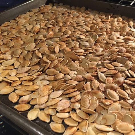 Crispy Roasted Pumpkin Seeds Pumpkin Seed Recipes Salted, Sea Salt Recipes, Easy Delicious Dinners, Pumpkin Seed Recipes, Raw Pumpkin Seeds, Cooking Pumpkin, Pumpkin Recipes Easy, Roasted Pumpkin Seeds, Homemade Crackers