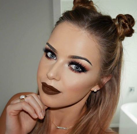 Look1                                                       … 90’s Makeup, 90s Grunge Makeup, 90s Makeup Trends, Space Buns Hair, Grunge Makeup Tutorial, 90s Makeup Look, 90’s Hairstyles, Party Make-up, Makeup 2017