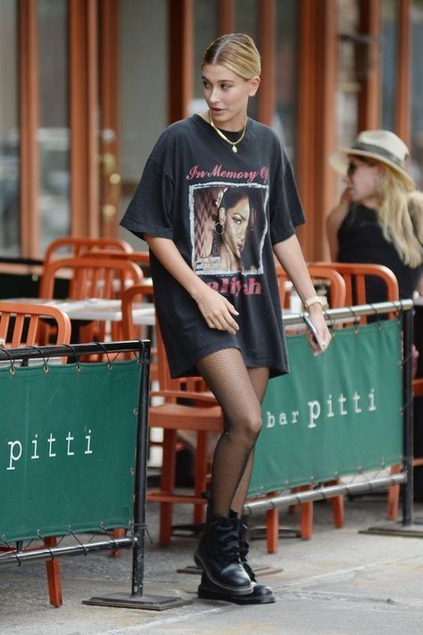 Graphic Tee Outfit Street Style, Shirtdress Outfit, Aaliyah Shirt, Estilo Hailey Baldwin, Graphic Tee Outfit, Oversize Tshirt Outfits, Silvester Outfit, Hailey Baldwin Style, Look Grunge