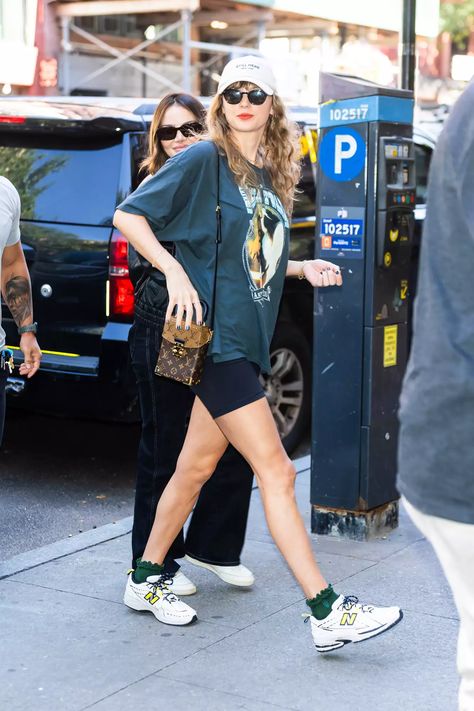 The 15 Best Celebrity-Inspired Accessories of 2023 Ugg Classic Mini Ii, Taylor Swift Street Style, Taylor Swift New, Taylor Swift Web, All About Taylor Swift, Taylor Swift Outfits, Outfit Formulas, New Balance Sneakers, Street Look