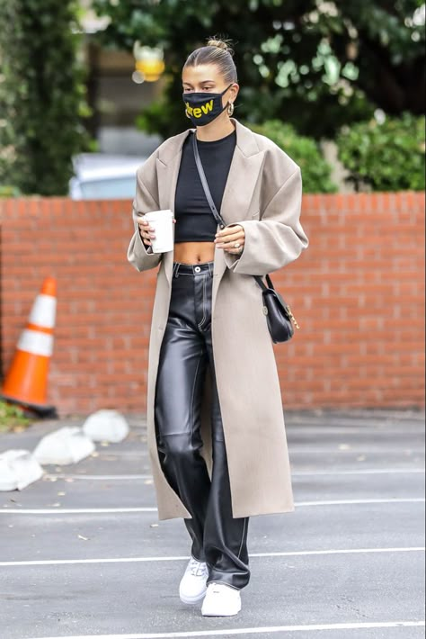 Mode Dope, Haley Bieber, Hailey Baldwin Street Style, Hailey Style, Hailey Bieber Outfits, Hailey Baldwin Style, Hailey Bieber Style, Black Leather Pants, Model Off Duty