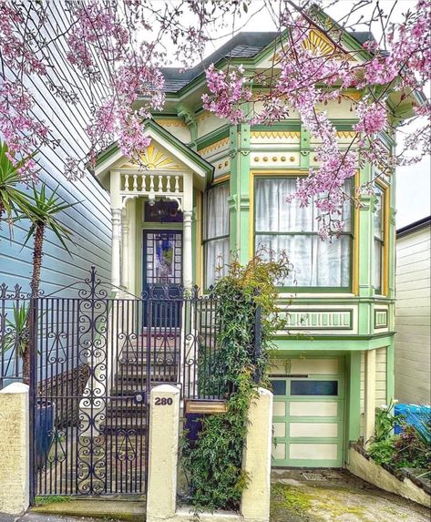 San Francisco, California Photography Credit: Instagram - travistraversing. vF 4-21-23 San Francisco Victorian Houses, Linden Homes, Colorful Homes, Victorian Style House, Magical House, Victoria House, Victorian Style Homes, San Francisco Houses, Cottage Exterior