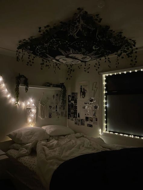 Book Wall Bedroom Aesthetic, Aesthetic Bedroom Cozy Dark, Town House Bedroom Ideas, Forest Bedroom Aesthetic Grunge, Bed Rooms Ideas Aesthetic Dark, Dark Grey Room Inspo Bedroom, Cute Dark Room Aesthetic, Dark Tapestry Bedroom, Black Cozy Room