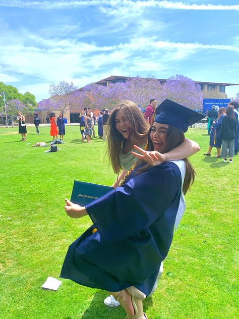 Graduation picture, candid picture, grad, graduation with friends, pretty picture, grad photo, candid photo, laughing with friends Funny Grad Photos, Candid Graduation Pictures, Hoodie Outfit Casual, Friend Graduation, University Graduation, University Life, Friends Laughing, Fake Pictures, Grad Pics