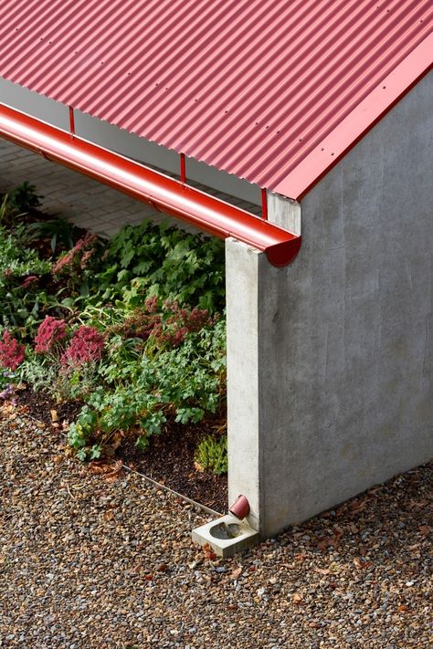 Ryan Kennihan Architects, Curved Metal Awning, Shed Roof Design, Detail Arsitektur, Road House, Building Roof, Casa Exterior, Beach Road, Roof Detail