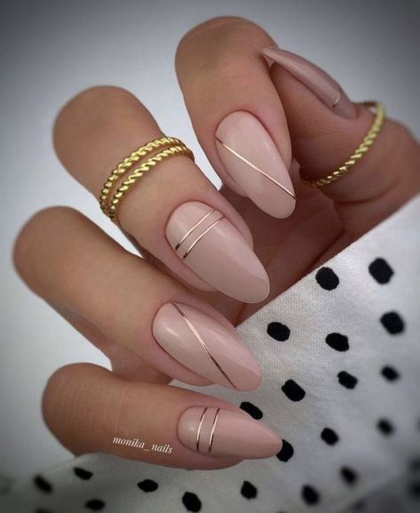 Neutral Travel Nails, Formal Pink Nails, Nude Design Nails, Gold Line Nails, Wedding Guest Nails Ideas Classy, Vintage Wedding Nails, Rose Quartz Nails, Nude Nail Designs, Rose Nails