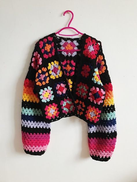 Crocheted granny squares and stripes cardigan | Realm.designs Granny Square Haken, Cardigan Au Crochet, Patchwork Tiles, Crochet Mignon, Pull Crochet, Mode Crochet, Clothes Crochet, Kleidung Diy, Crochet Jacket