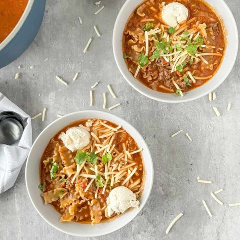 A delicious bowl of soup with all the lasagna flavor without all the work. Gluten Free Lasagna Soup, Paleo Lasagna, Pizza Soup, Gluten Free Lasagna, Traditional Lasagna, Gluten Free Noodles, Tomato Broth, Veggie Noodles, Lasagna Soup