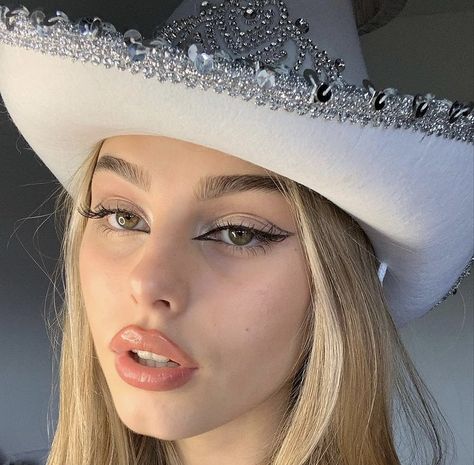 Cowgirl Makeup Ideas Country, Cowgirl Makeup, Cowgirl Halloween Costume, Pixie Makeup, Site Models, Dark Makeup Looks, Cowgirl Halloween, Cowboy Girl, Cowgirl Aesthetic