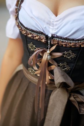 Rennaisance Dress, Rennaisance Outfits, Trendy Festival Outfits, Era Victoria, Fair Outfits, Fest Outfits, Old Fashion Dresses, Dirndl Dress, Medieval Dress