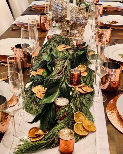 Thanksgiving Table Greenery, Copper Thanksgiving Table, Simple Orange Centerpieces, Dried Oranges Thanksgiving, Dried Orange Slices Centerpiece, Dried Orange Thanksgiving Table, Copper Christmas Table Setting, Dried Orange Slices Decoration Wedding, Dried Oranges Table Decor